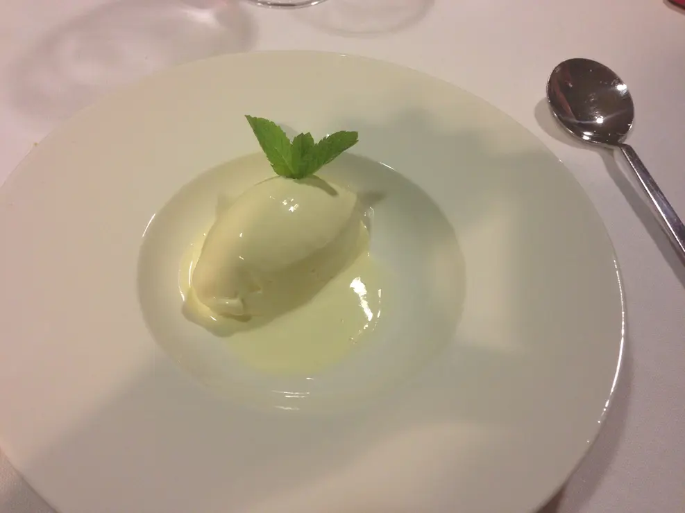 Helado de rosas (Restaurante Calder&oacute;n, Santiago)