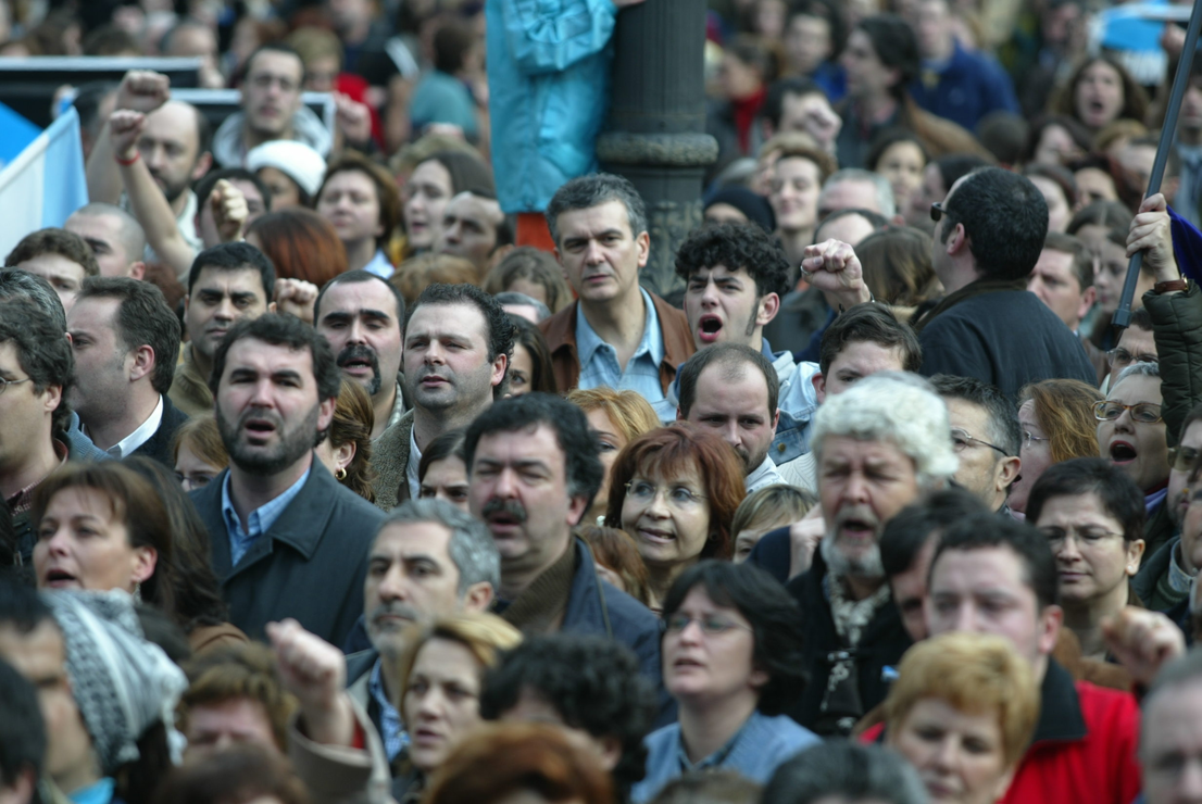 Manifestaci&oacute;n de protesta en A Coru&ntilde;a tras la cat&aacute;strofe del Prestige. / Xurxo Lobato