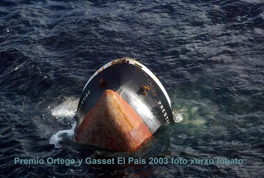 El buque petrolero Prestige, que se parti&oacute; en dos en la ma&ntilde;ana del 19 de noviembre de 2002, comienza a hundirse a 233 kil&oacute;metros de las Islas C&iacute;es, con una carga de unas 70.000 toneladas de combustible y a una profundidad aproximada a los 3.500 metros. La proa del petrolero fue la &uacute;tima parte en hundirse. / Xurxo Lobato