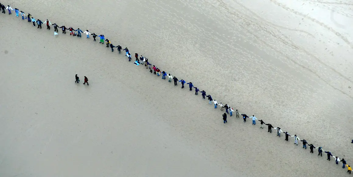 Febrero de 2003. Cadena humana de escolares gallegos en la Costa da Morte contra la marea negra del Prestige en la playa de Traba.