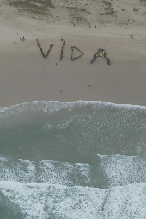Cadena humana de escolares gallegos en la Costa da Morte contra la marea negra del Prestige en la playa de Traba formando la palabra vida. Sucedi&oacute; en febrero de 2003.