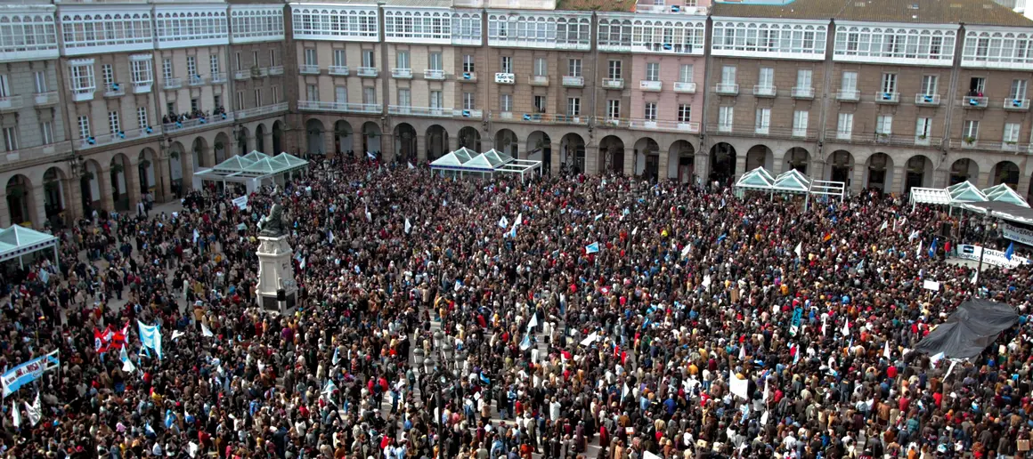 Manifestaci&oacute;n en la plaza de Maria Pita de A Coru&ntilde;a contra la marea negra del Prestige.