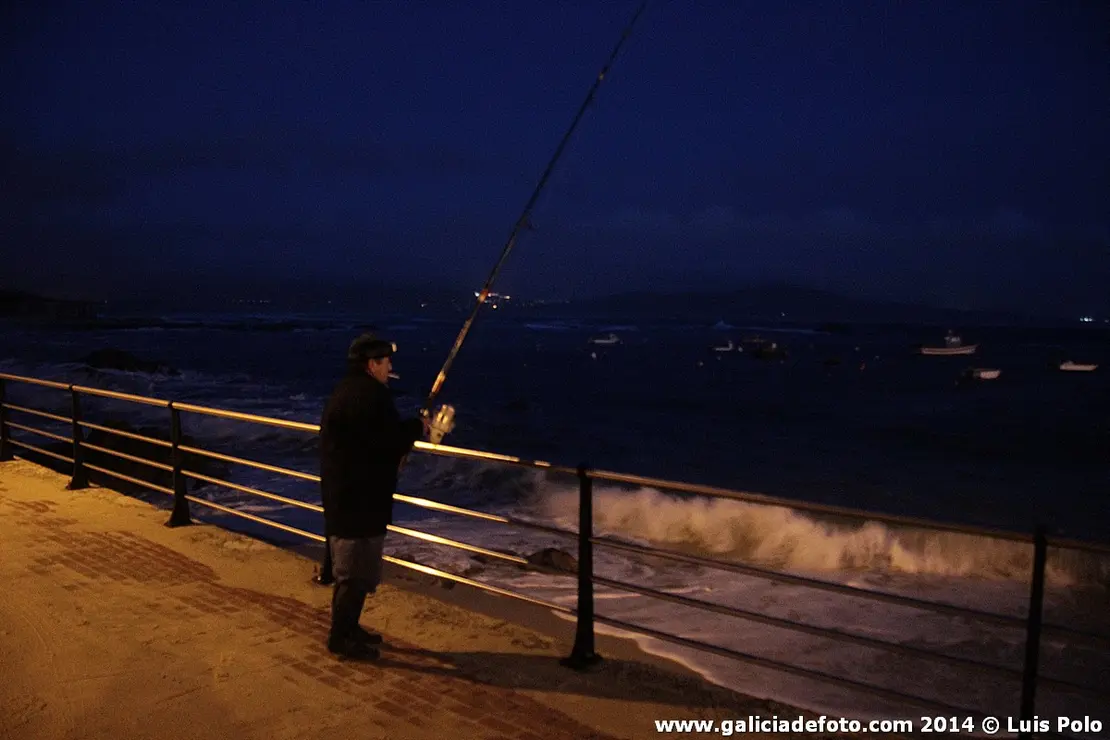 Pescando en Corrubedo, en Ribeira (A Coru&ntilde;a).