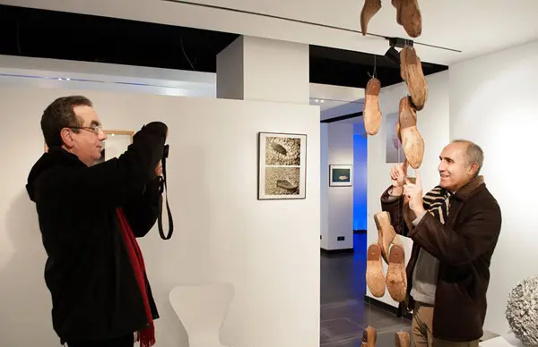Rom&aacute;n Montesinos retrata a Ram&oacute;n &Aacute;lvarez en la exposici&oacute;n de Andante en Lled&oacute; Iluminaci&oacute;n
