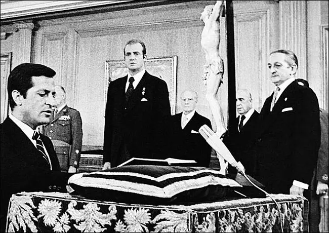 Adolfo Su&aacute;rez jura como presidente del Gobierno. A la derecha, Fern&aacute;ndez Miranda.