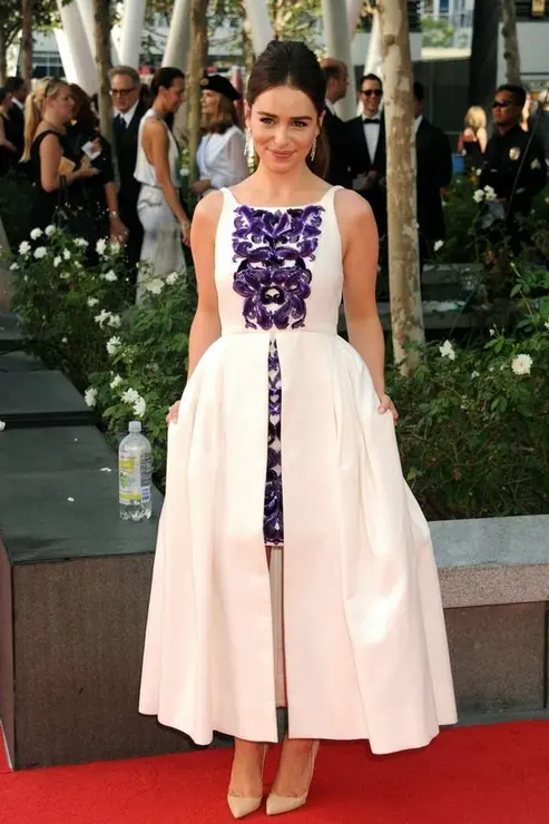 Emilia Clarke, actriz que interpreta a Daenerys Targaryen en Juego de Tronos, con un vestido de Chanel. Imagen de Jeff Kravitz/Film Magic.