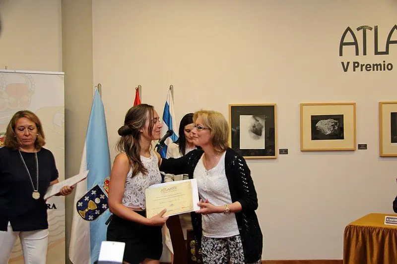 D&ntilde;a. Paloma Tarr&iacute;o Alves: entrega el diploma la Sra. Diputada del Parlamento de Galicia, D&ntilde;a. Herminia Pouso Maneiro.