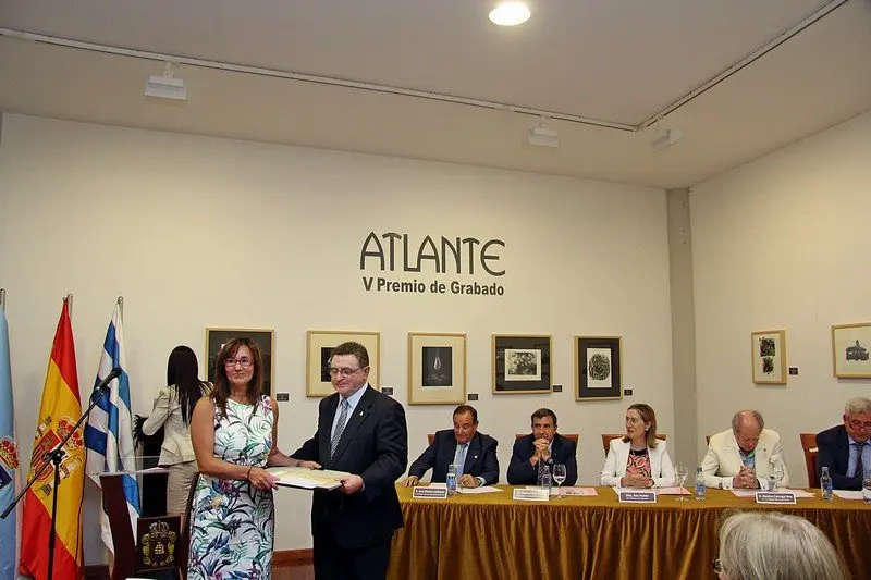 Rosana Calvo Agraso recibe el premio del alcalde de Pobra y presidente de la Mancomunidad Arousa Norte, Isaac Maceiras Rivas. / Mundiario