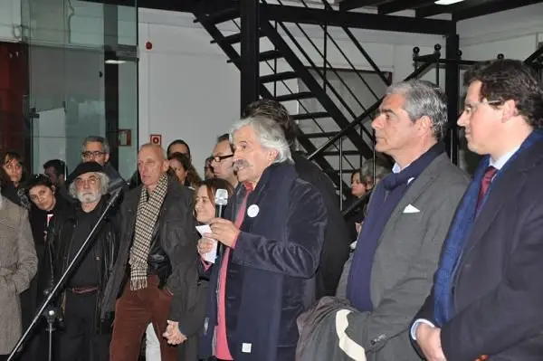 Luis Humberto Marcos inaugura la expo Charlie - Wolinski en el Museu da Imprensa
