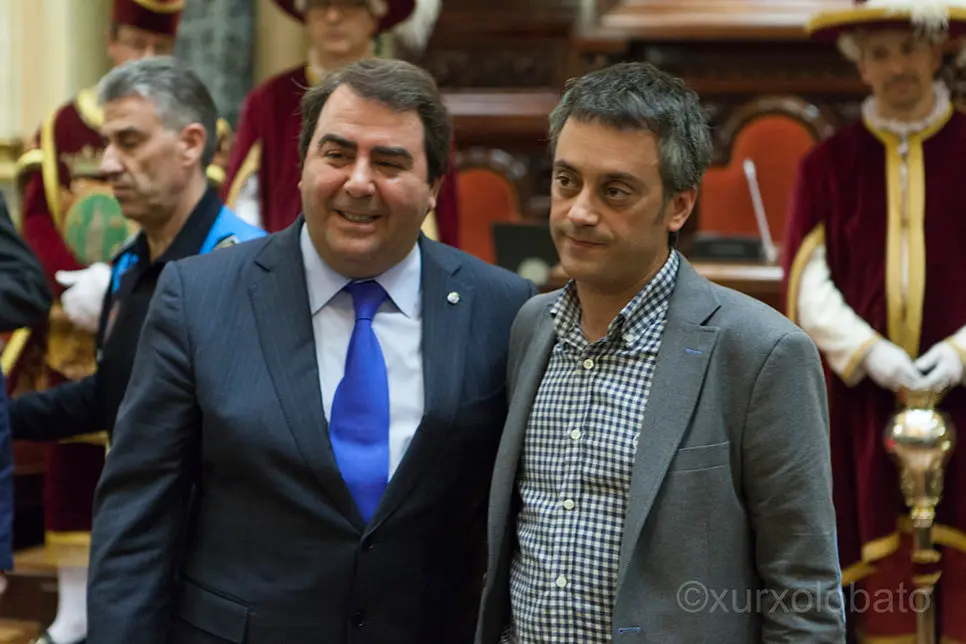Dos caras del cambio: se va Carlos Negreira, alcalde de A Coru&ntilde;a del PP, y llega Xulio Ferreiro, de la Marea Atl&aacute;ntica. / Xurxo Lobato