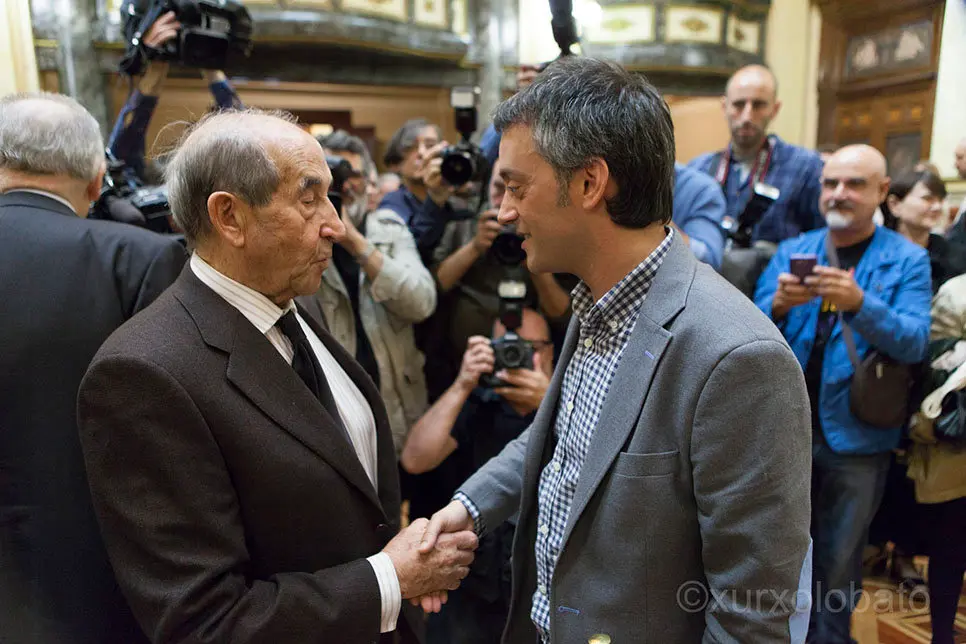 TOMA DE POSESION DE XULIO FERREIRO DE LA MAREA ATLANTICAJOSE MANUEL LIA&Ntilde;O FLORES ULTIMO ALCALDE ANTES DE LA DEMOCRACIA SALUDA AL NUEVO ALCALDE