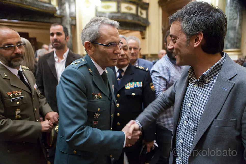 TOMA DE POSESION DE XULIO FERREIRO DE LA MAREA ATLANTICAJEFE DE LA GUARDIA CIVIL SALUDA AL NUEVO ALCALDE