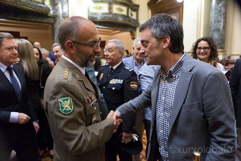 TOMA DE POSESION DE XULIO FERREIRO DE LA MAREA ATLANTICAALTO MANDO MILITAR  SALUDA AL NUEVO ALCALDE
