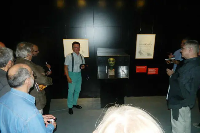 Se descubre la escultura de bronce en honor a Wolinski en el Museu da Imprensa - Turcios
