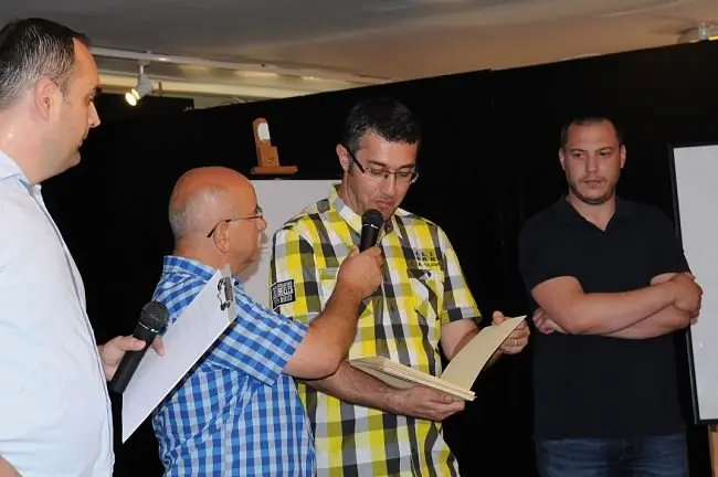 Aparecen  Vlatko Casiran, director del museo de la ciudad; Damir Novak, caricaturista; Nenad Ostojic, caricaturista croata y organizador de Miks 2015, y Marko Krička. Miks 2015, Sisak, Croacia