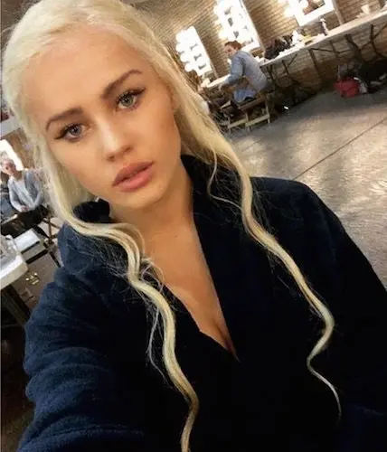 Rosie Mac caracterizada como Khaleesi.