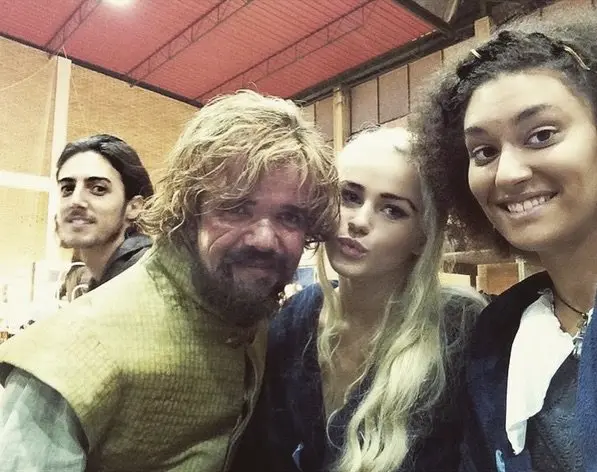 Rosie Mac con el personaje Tyrion y otros actores de &lsquo;Juego de Tronos&rsquo;.