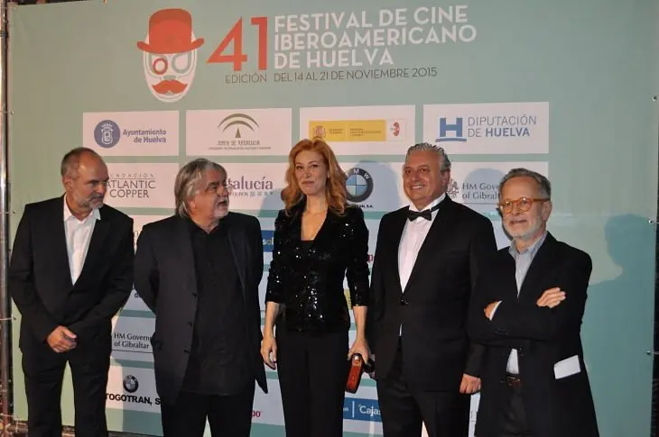 Miembros del Jurado de la secci&oacute;n oficial junto al director del Festival  de Huelva, Pedro Castilla. /Francisco Pu&ntilde;al