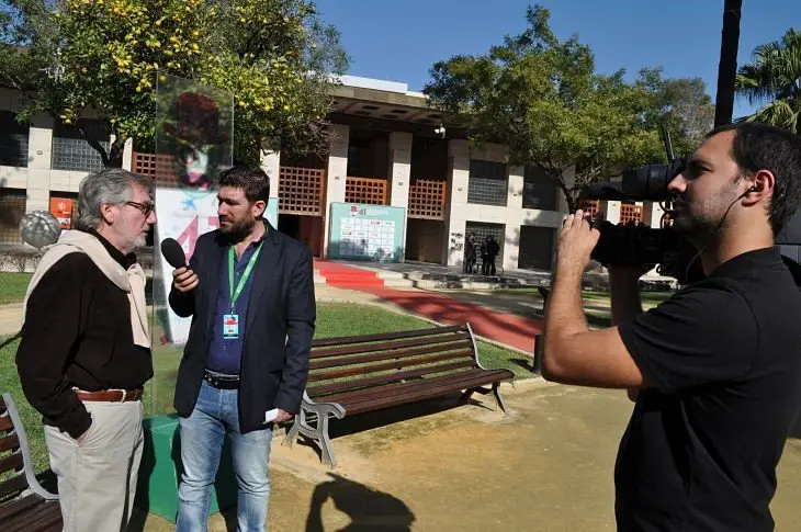 Mario Crespo, director de Lo que lleva el r&iacute;o, es entrevistado por Canal Sur . / Francisco Pu&ntilde;al