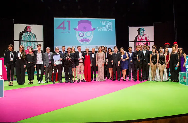Foto colectiva de los premiados en la Gala Clausura del 41 Festival de Cine Iberoamericano de Huelva, / Alberto D&iacute;az