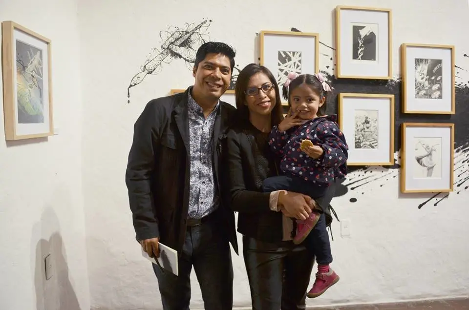Dar&iacute;o Castillejos y su familia en la reciente inauguraci&oacute;n de su muestra La rebeli&oacute;n de la tinta