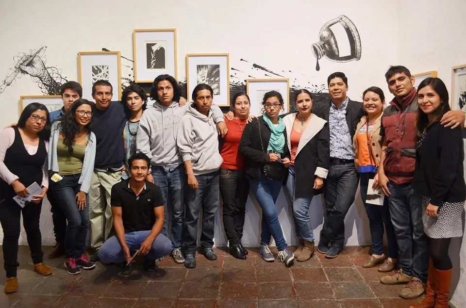 Dar&iacute;o Castillejos rodeado del equipo del Instituto de Artes Gr&aacute;ficas de Oaxaca. / IAGO