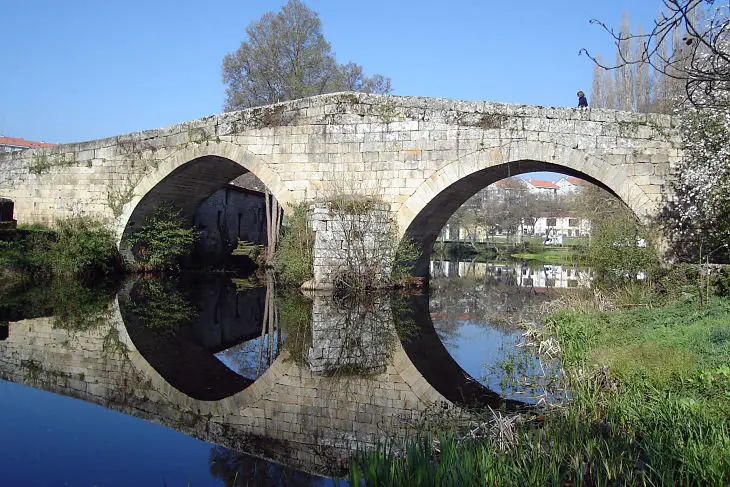   Allariz, Otra vista del  Puente romano. / Francisco Pu&ntilde;al                           