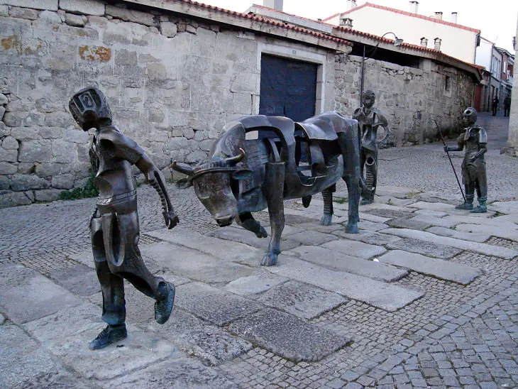    Allariz, A Festa do Boi, escultura de Arturo Andrade . / Francisco Pu&ntilde;al                            