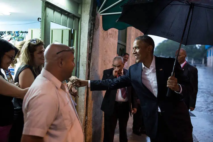 Barack Obama saludando.