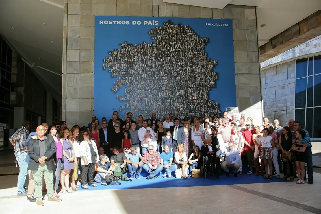 Asistentes a la inauguración de Rostros do país.
