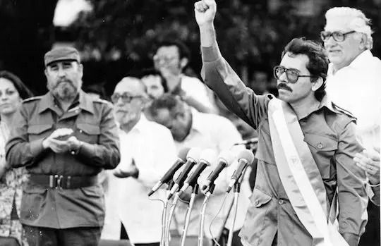 Daniel Ortega alzándose con el poder en 1985 bajo el aplauso de su amigo Fidel Castro. / Archivo La Prensa
