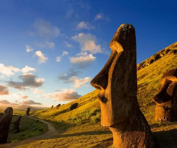 Parque Nacional de Rapa Nui y la isla de Pascua de Chile. National Geographic.
