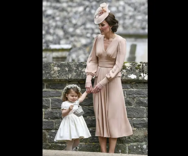 Catalina, duquesa de Cambridge y su hija la princesa Charlotte. Twitter.