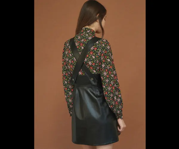 Camisa de flores (280 euros) y pichi (985 euros). AlexaChung.