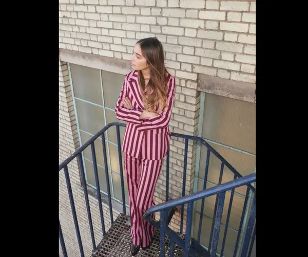 Chaqueta a rayas (695 euros) y pantalones (385 euros). AlexaChung.