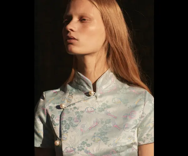 Vestido oriental (495 euros). AlexaChung.