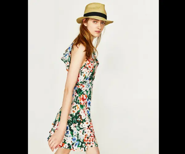 Vestido con estampado de jard&iacute;n floral, 29,95 euros. Zara.