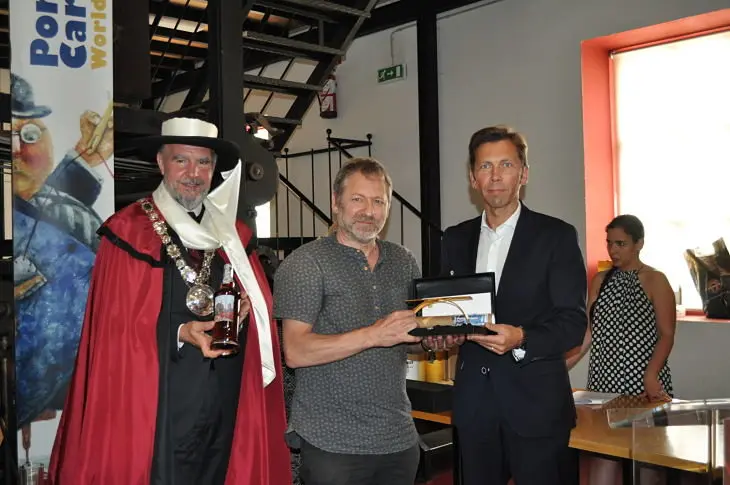 Luc Vernimmen recibe el Gran Premio del XIX PortoCartoon de manos de Antonio Ponte, director regional de cultura del norte/  FRancisco Pu&ntilde;al