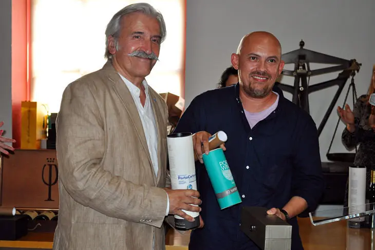Luiz Humberto Marcos, director del PortoCartoon, felicita a Turcios por sus tres premios en esta edici&oacute;n XIX / Francisco Pu&ntilde;al Su&aacute;rez
