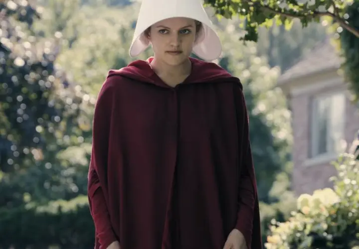 Elisabeth Moss, actriz, como Offred en El cuento de la criada. Hulu.