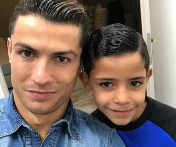 Cristiano Ronaldo, futbolista con su hijo. Instagram.