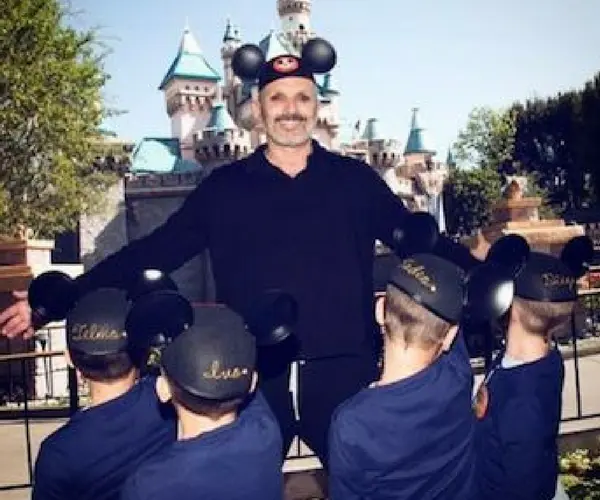 Miguel Bos&eacute;, cantante, con dos pares de gemelos. Instagram.