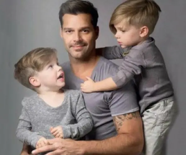 Ricky Martin, cantante, con sus gemelos. People.