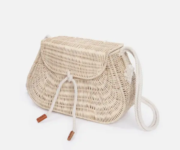 Bolso de estilo bandolera de rat&aacute;n de Oysho por 39,99 euros. Oysho.