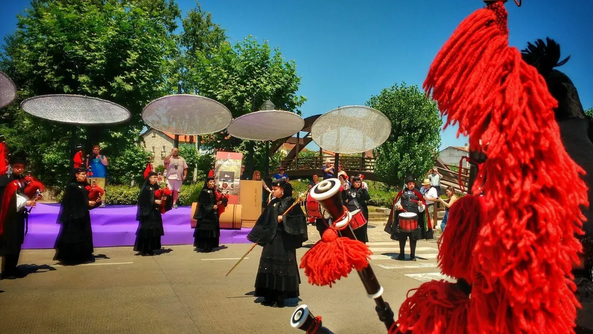 Real Banda de Gaitas de la Diputación de Ourense en el Festival do Viño da Ribeira Sacra. / Mundiario