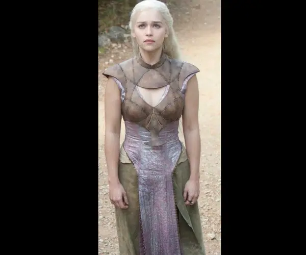 Emilia Clarke, actriz, como Daenerys Targaryen. HBO (13)