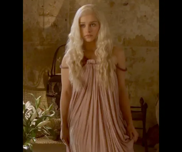 Emilia Clarke, actriz, como Daenerys Targaryen. HBO (19)