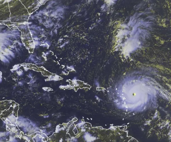 Hurac&aacute;n irma acerc&aacute;ndose a las Islas de Sotavento. NASA.