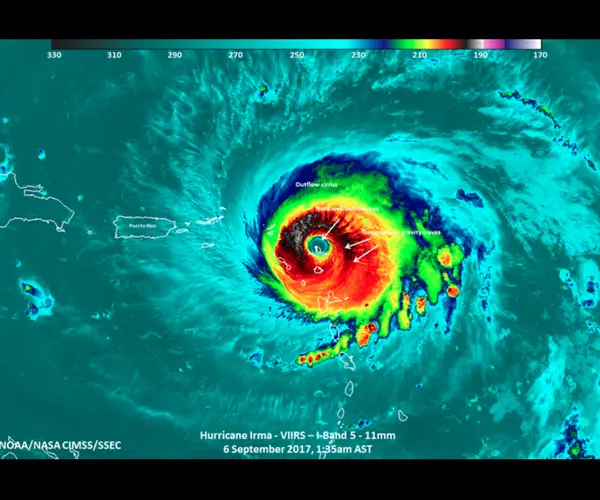 Isla de Barbuda justo en el centro del ojo del hurac&aacute;n Irma. NASA.