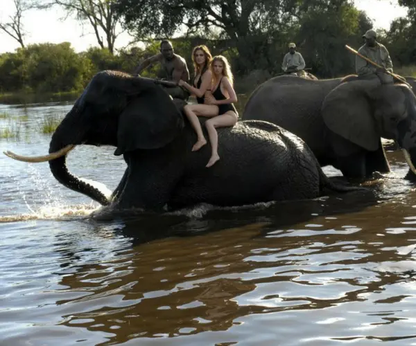 En 2009 con dos modelos subidas en un elefante en &Aacute;frica. Calendario Pirelli.